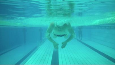 The keys to remember are: - Keep a low profile in the water, when you take a breath donʼt come too high out of the water - Point your thumbs down in the recovery - Enter shoulder width apart -