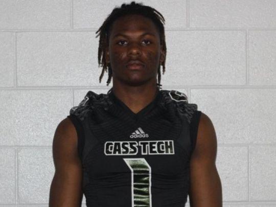 LB: DeAndre Square DeAndre Square, Cass Tech (Photo: Special to the Detroit Free Press) School: Detroit Cass Tech Vitals: Senior, 6-1, 200 Stats: Committed to Kentucky, Square finished with 92