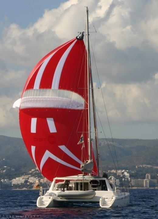 THE ADVANTAGES Single-handedly, a Parasailor replaces advantageously at least two classic downwind sail with qualities really innovatives.