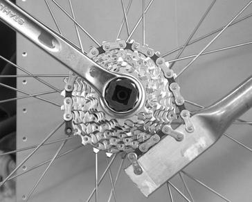 Adjust the rear derailleur according to the installation advice from the derailleur manufacturer.