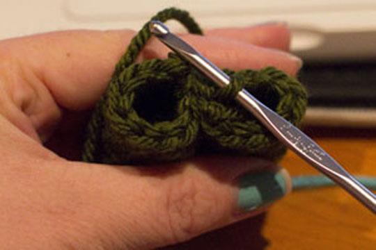Grab the loop from last stitch and complete single crochet through both legs. 4.