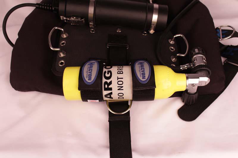 Figure 9 Figure 10 CAUTION: It is important not to overweight the diving rig with too much fixed weight; this configuration may not allow sufficient removable weight, preventing the diver from