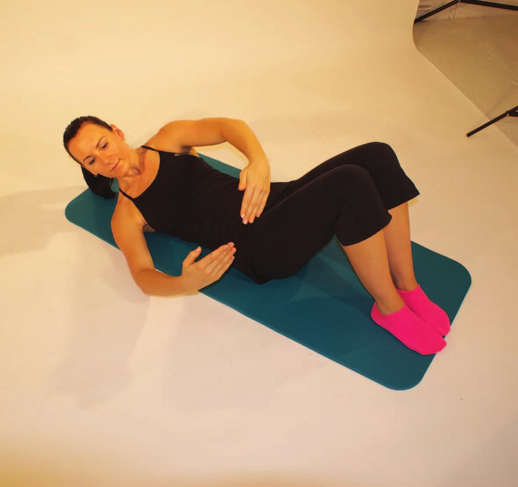 Oblique crunch Step 1 Crunch - starting with knees bent, feet flat on the floor and hands pointing to the temples with elbows pointing outwards (F), crunch the torso up taking the ribs closer to the