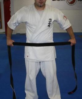 HOW TO TIE THE ENSHIN OBI (BELT) 1. Fold the obi in half with both ends of the same length to locate its centre.