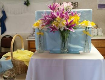 club house was beautifully appointed in Easter pastels and spring flowers.