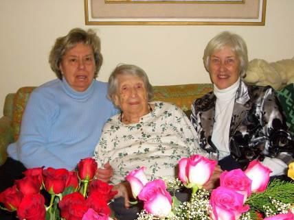 Erna Stūrītis 104 gadu dzimšanas dienā No draudzes māc. Ieva un Mudīte Jansons viņu apsveica ar ziediem, piparkūkām un labiem vēlējumiem.