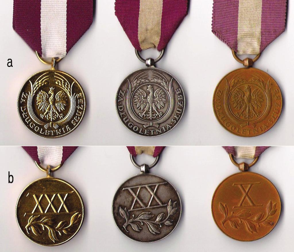 silver and bronze (1938). Note the the Order of Virtuti Militari. The cross was surrounded differences in details of both types (different ribbons and eyes).