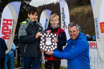 in he secondary schools eam compeiion, Banchory primary won he large