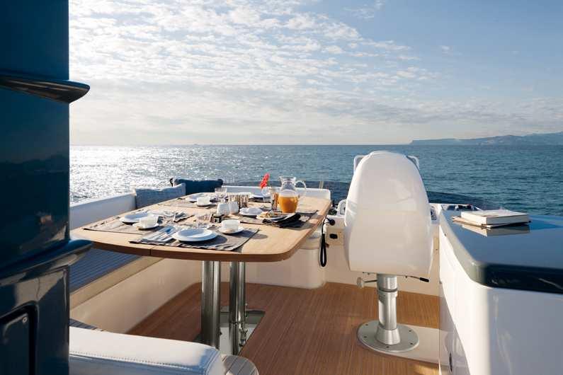 FLYBRIDGE Ample space to the aft of the fly, an ideal spot for a