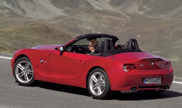 The M Roadster distinguishes itself from the Z4 Roadster with its front air dam with air inlets to cool the front brakes, the oil cooler and the engine.