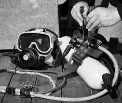 The connection between the hose and the mask must only be made up snug. Excessive force will deform and ruin the adapter.