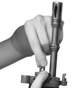 Press in the gas-valve catch, remove the valve by simultaneously rotating it and pulling it forward. 12.