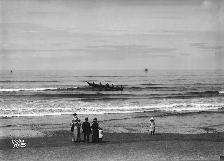 10. Sightseers watching a canoe at Moclips, Washington, 1914 In this photo, taken at a popular oceanside resort, spectators look on as a group of Quinault