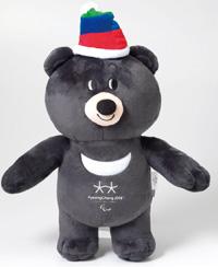 Over 1,500 articles, such as clothes, pins, badges and stuffed toys, bearing Olympic and Paralympic symbols are in offer.