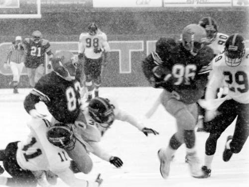 2005 CHRIS PENN (#86) GRABS T.J. RUBLEY S HAIL MARY PASS LATE IN THE GAME TO SET UP A GAME-WINNING FIELD GOAL AGAINST SOUTHERN MISSISSIPPI IN 1991. 1991 Freedom Bowl.