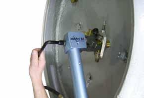 of the gearbox allows manual operation of the valve with a standard wrench.
