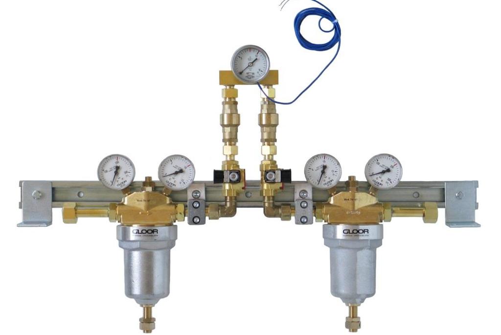 P0170E-2.DOCX/08.16/MG Automatic change-over switching station with central pressure regulators ZD 79, outlet pressure 10 bar, inlet (left and right) : gas specific (s.