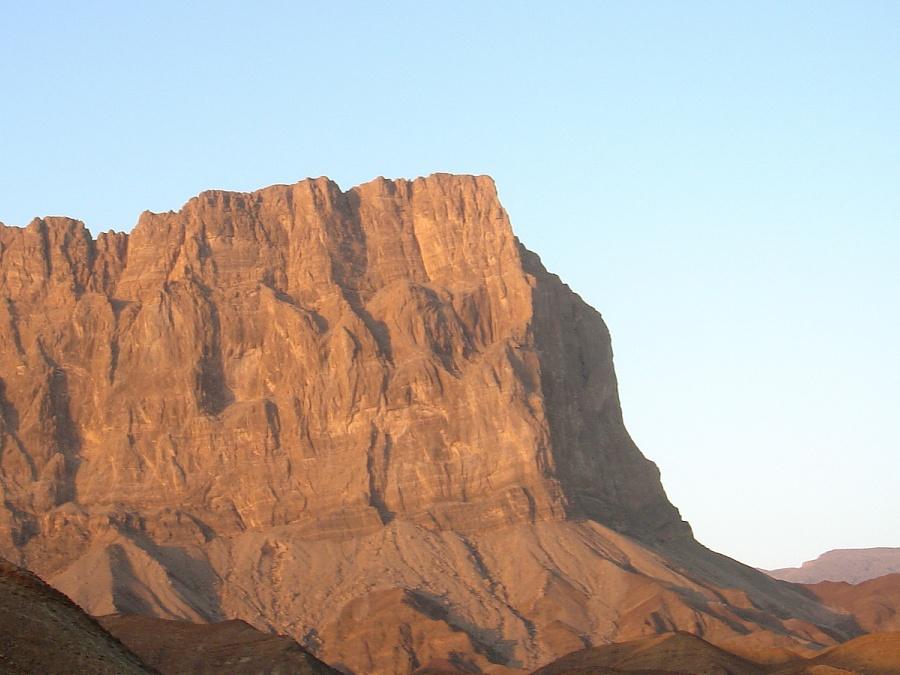 Overview The 900m South-East face of Jebel Misht is thought to be the tallest cliff in the Arabian Peninsula.