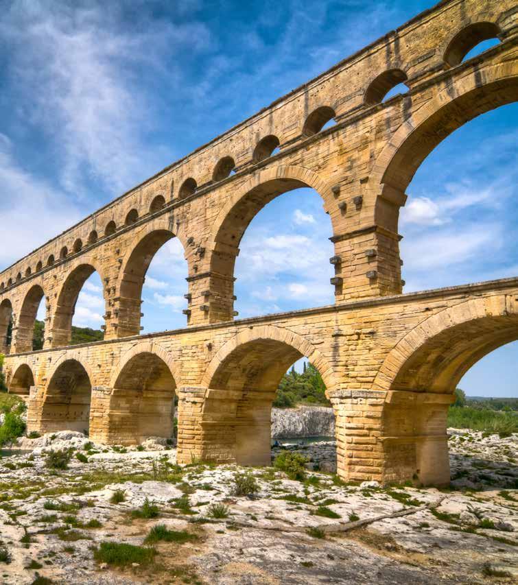 Pont du Gard, Avignon Provnc strtchs lazily, lik a sun-drnchd cat, from th Mditrranan Sa northward and from th Rhon Rivr ast.