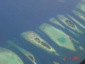 Of these, about 529 reefs are located on the rims of the 16 complex atolls, five form the rims of the five ocean faros and four form oceanic platform reefs, also rising from deep water but lacking a