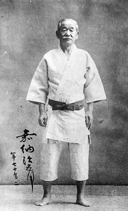 1. Jigoro Kano 1.1 Jigoro Kano ja perekond Judo rajajat Jigoro Kanot tuntakse ajaloos kui väga mitmekülgset inimest.