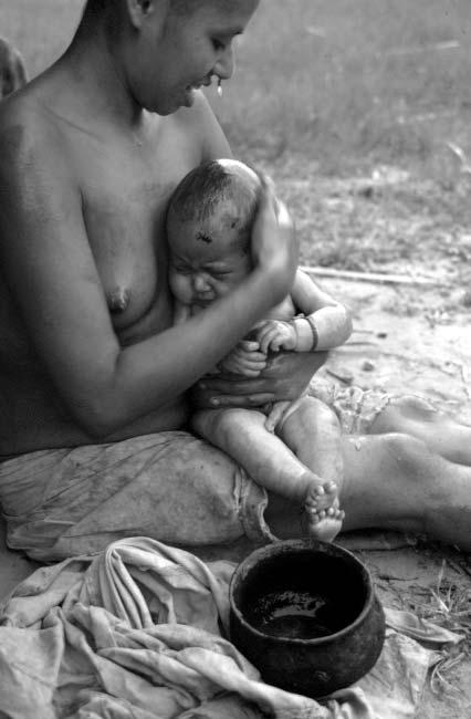 126 G.H. Shepard Figure 6.6. Matsigenka women bathe newborn babies daily with warm, aromatic herbal infusions to protect them from the vengeful spirits of game animals.