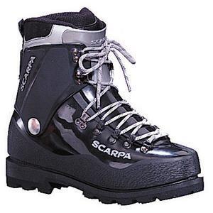 Boots Plastic or new-generation synthetic fabric boots with a rigid sole and a removable liner are ideal for New Zealand winter climbing conditions.