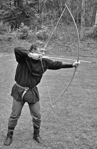 D ifferent draw techniques Many techniques exist to draw a bow.