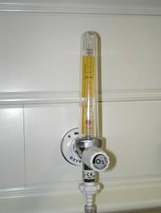 VI) Oxygen Flow Meter DEVICE DESCRIPTION Device to allow the patient to receive an accurate flow of oxygen, usually between 2 and 15 litres per minute. May be wall-mounted or on a cylinder.