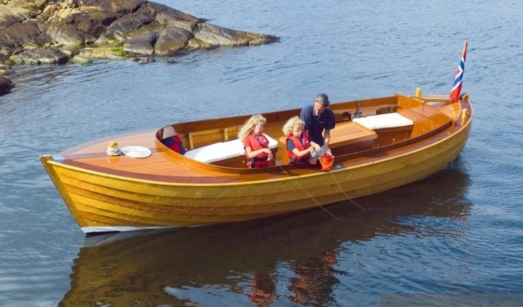 Wooden Boat Specification: LOA: 6.96M Beam: 2.05M Draft: 0.