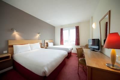OUR HOTEL IN LIVERPOOL Jury s Inn Liverpool Hotel 3* Situated on the famous Liverpudlian docks, Jurys Inn s hotel in Liverpool is perfectly located for anyone visiting the city on a business trip, a