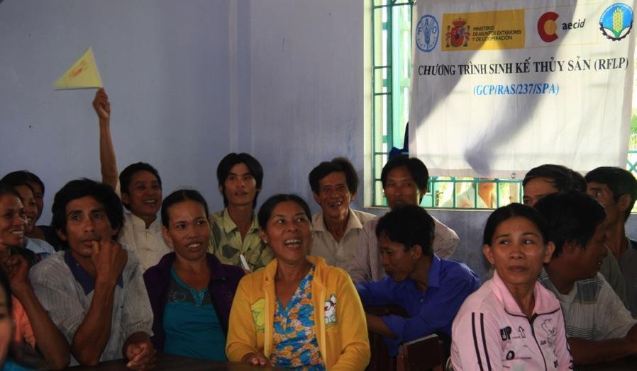 Women and men participating in a FA meeting Operationalizing the Fisheries Associations Building upon the formal establishment of the FA system and network, RFLP Viet Nam also helped improve the