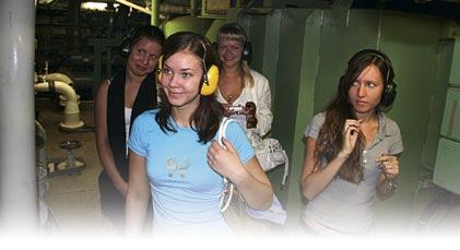 Enkura 2007 uzvarētāji iepazīstas ar Regina Baltica Jūlijā savu godam nopelnīto balvu braucienu uz Latvijas karoga kuģa un iepazīšanos ar kuģi saņēma televīzijas konkursa vidusskolniekiem Enkurs 2007