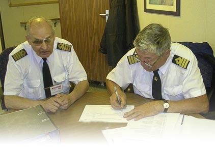 Jūrnieks Augusts/Septembris 2007 7 KDI vecākie kuģu kontroles inspektori Ludis Kārlis Kalvišķis un Mihails Mihejevs veic kuģa dokumentācijas pārbaudi ostas valsts kontroles laikā baužu pamatprincipi