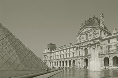 A Reading The Louvre The Louvre Museum in Paris is one of e largest and most famous art museums in e world.