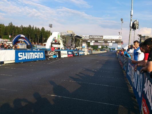 The finishing zone must be at least 4 metres wide over a minimum distance of 50 metres before the line and