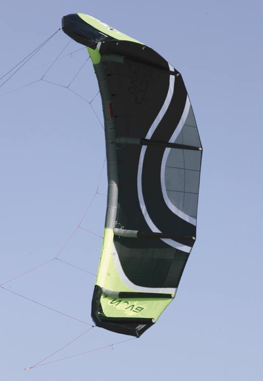 This approach is aimed at keeping the feel of the usual classical 4-line kite while at the same time enhancing the wind range, reinforcing security and making the gear simpler to use.
