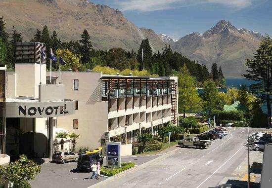 located in one of the most picturesque settings in the world, Novotel Queenstown Lakeside is nestled beside the beautiful, tranquil Lake Wakatipu on which Queenstown sits.
