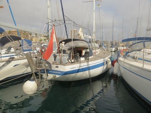 We decided against a blue bimini like our spray hood due to the fact that dark coloured bimini s accumulate more heat as lighter ones. Ours should become a beige one.