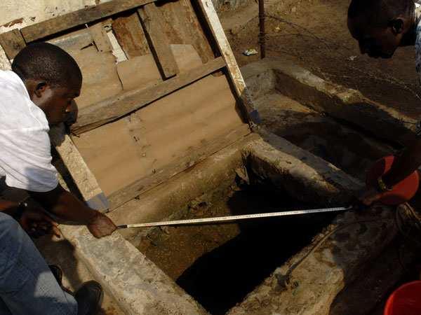 Chlorination of wells and disinfection of latrines ACF / DHMT 13 3. Take measurement of the diameter of the well. In that case, the diameter is one metre; therefore the radius is 0,50 metre.