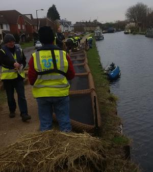 Floating Reedbed installation on the Lea Navigation We have been working in partnership with Thames21 to install 140 metres of floating reed bed habitat on the River Lea Navigation at Enfield Lock.