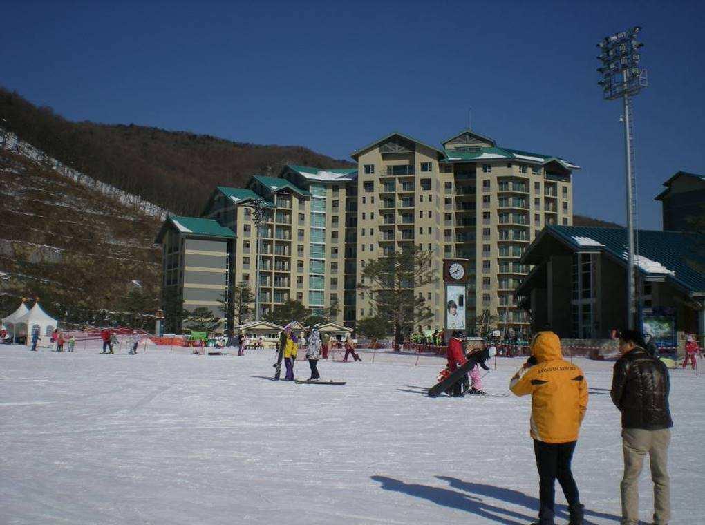 Korea, South 18 ski areas 2'937'000 national skiers 5'410'000 average skier visits Ski areas with 5 lifts or more 89% Participation rate nationals 6% Proportion foreign skiers 10%