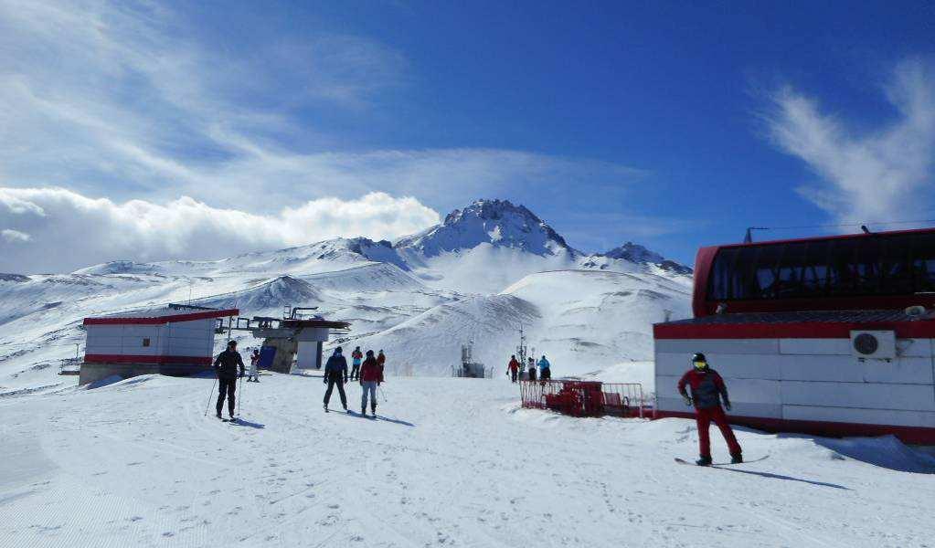 bring the number of ski resorts to 100. This project, which includes EUR 50 billion in investments, 1 000 new lifts and 275 000 beds for 14 million of skiers, has recently been discussed in the media.