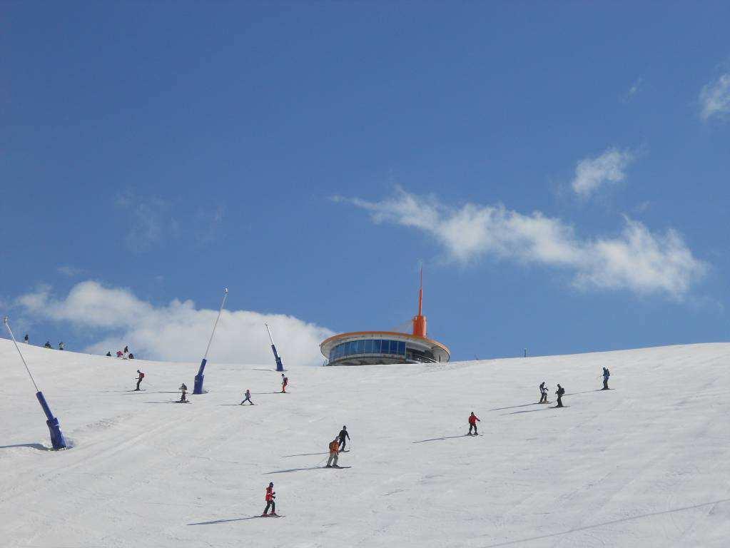 Due to the southern location, the climate is milder and sunnier than in the other European ski regions.