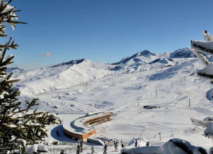 Azerbaijan 2 ski areas 72'000 national skiers 100'000 average skier visits Ski areas with 5 lifts or more Participation rate nationals Proportion foreign skiers 1% 10% 50%