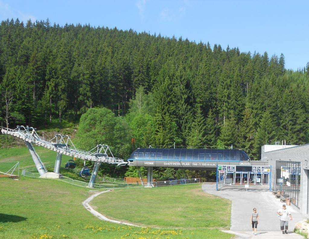 With also more than 20 lifts, Rokytnice Nad Jizerou also accounts among the largest Czech resorts.