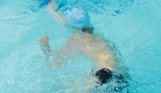 the turn begins with a forward somersault head goes under water and knees are pulled towards the chest Halfway through the tumble turn, the swimmer is on his back, head facing