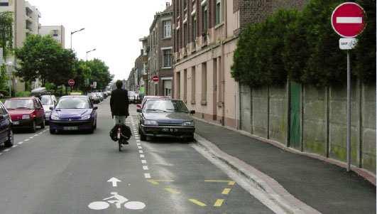 implementation of cycle boxes and counterflow lanes The development of rental services (Ville à Vélo NGE, Vélocampus, foldable bikes), a