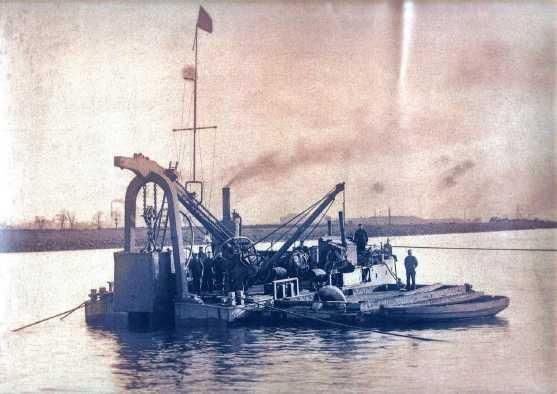 Figure 9: Photo of the second Diving Bell Barge (built 1861) working on the Clyde, with a mud punt tethered alongside.