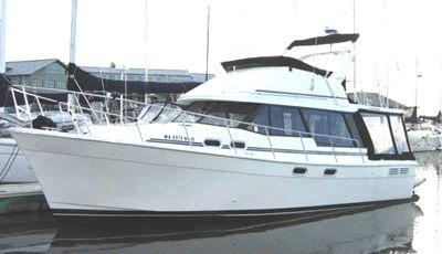 Exterior General Description of This Bayliner 32' Sedan Motoryacht The Bayliner 32' Sedan Motoryacht model 3288 is a traditional yacht design, with fiberglass hull, cabin, swim step and flybridge